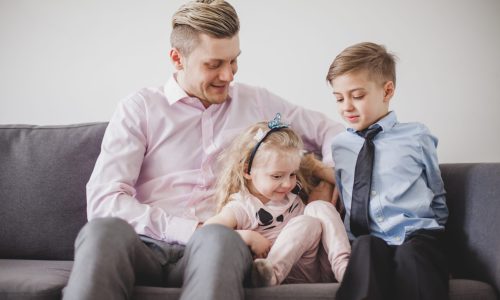 orgulhoso-pai-jovem-com-filho-e-filha